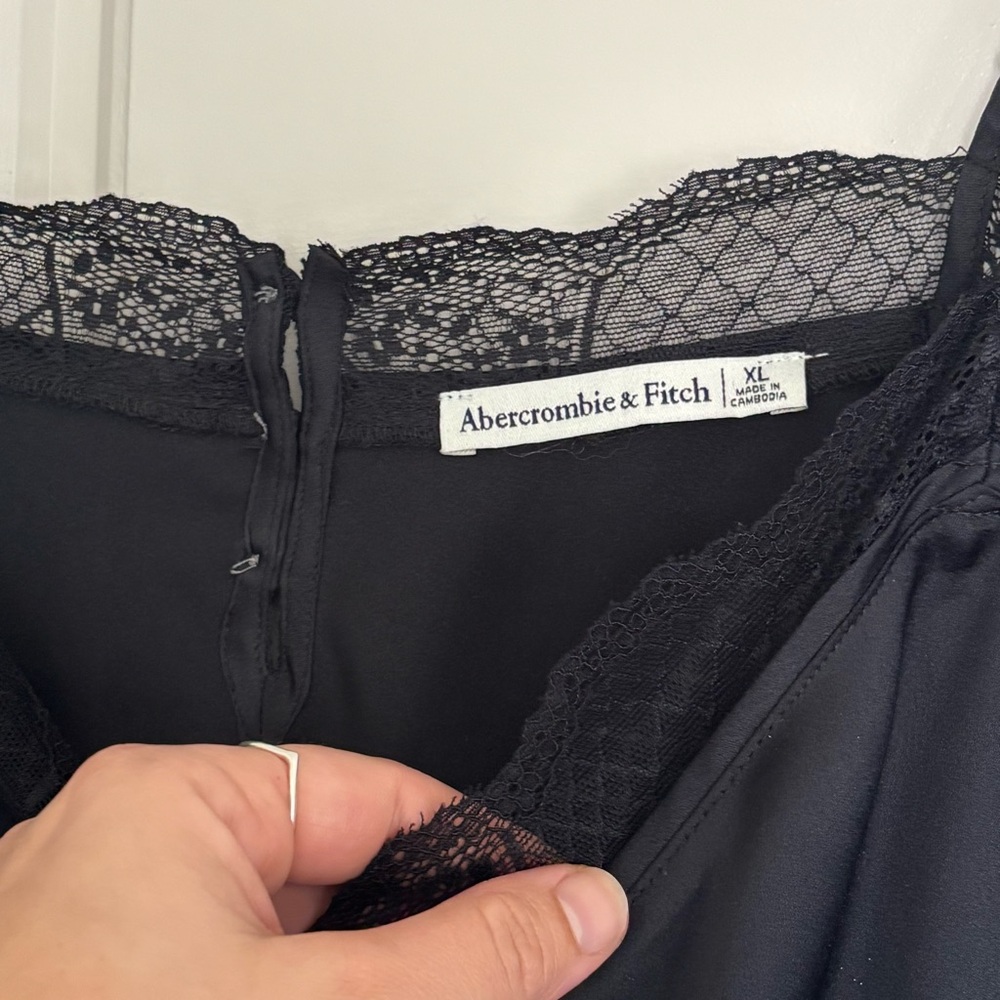 • [Abercrombie] Lace Trim Cami • - Picture 4 of 8